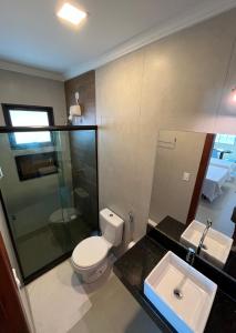 卡波布里奥Éolos Loft's - Cabo Frio的一间带卫生间和水槽的浴室