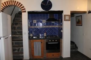 蒙萨拉什Casa Dom Dinis的厨房配有炉灶和石墙