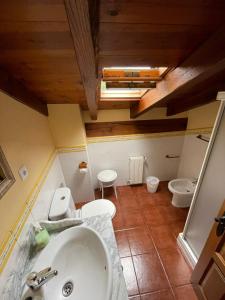 埃斯皮纳马Casa El Montero的一间带水槽和卫生间的浴室