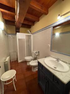 埃斯皮纳马Casa El Montero的一间带水槽、卫生间和镜子的浴室