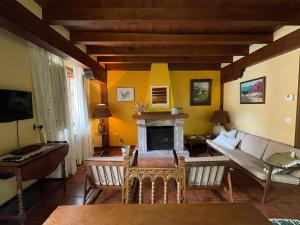 埃斯皮纳马Casa El Montero的带沙发和壁炉的客厅