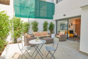 卡萨布兰卡Stayhere Casablanca - Gauthier 2 - Contemporary Residence的天井配有沙发、椅子和桌子