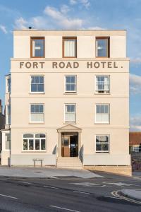 马盖特Fort Road Hotel的一座白色的建筑,上面标有读堡路的标志