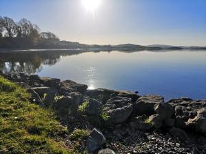 Murlas BridgeKate's Place bedroom ensuite close to Donegal town的享有一大片水景