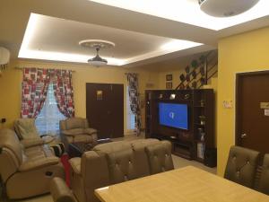芙蓉Mountain View Homestay的客厅配有椅子和平面电视