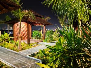 马六甲Bali Residences Homestay Melaka Town的度假村内带凉亭的花园
