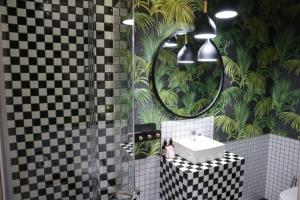 韦尔科姆Villa Grande Luxury accommodation的一间带水槽和镜子的浴室