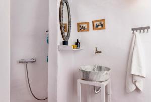 安坡里奥圣托里尼Traditional Farmers Caves的一间带水槽和镜子的浴室