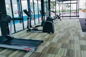 实达阿南C 1-5 Pax Cozy home Studio 3Bed WIFI&TV Trefoil Setia Alam SCCC的健身房设有跑步机和健身自行车