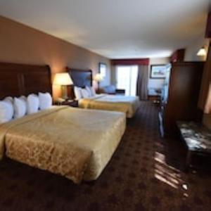 麦基诺城汉密尔顿精选海滨汽车旅馆的酒店客房,设有两张床和一张沙发