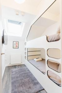 莱瑟姆-圣安妮Prime Suites Lytham的一间白色客房内带两张床的卧室