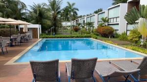 巴拉格兰德Barra Grande Pe na Areia Beira Mar的一个带桌椅的度假村游泳池
