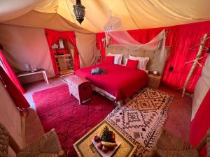 梅尔祖卡Luxury traditional Tent Camp的帐篷内一间卧室,配有一张床