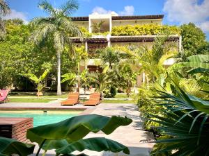 图卢姆埃克斯卡普图论酒店的一个带游泳池和棕榈树的度假村