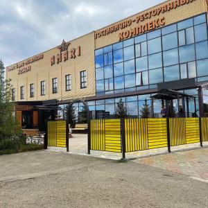 乌拉尔斯克гостинично-ресторанный комплекс AMARI的一座大型建筑,设有黄色门窗
