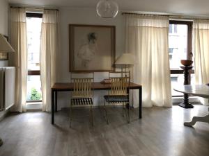 安特卫普Giorgio的客厅配有桌子和两把椅子
