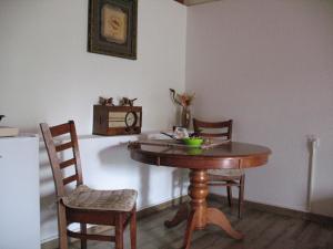 波德戈里察Apartman Boljević的餐桌,餐桌上摆放着两把椅子,桌子上摆放着碗