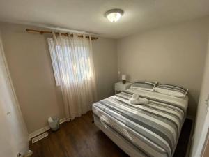 金斯顿AleHar House的一间卧室配有一张带白色毛巾的床