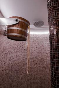 特利斯图德内Penzion Tři pumpy的带淋浴的浴室内的吊扇