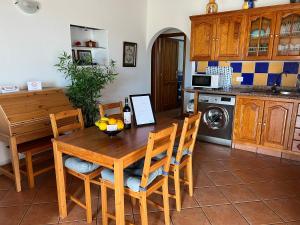 洛斯·亚诺斯·德·阿里丹Casa Agustín的厨房配有木桌和椅子