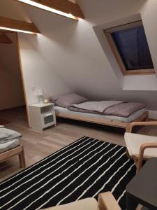 瑙吉伯尔热尼Keltike apartman的一间设有床铺的房间,地板上铺有地毯