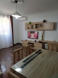 科尔多瓦CALIFAL的客厅配有木桌和电视。