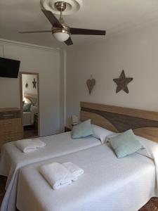科尔多瓦CALIFAL的一间卧室配有两张带毛巾的床