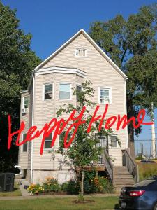 芝加哥5430 Happy Home的前面有快乐的周年纪念标志的房子