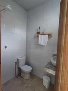 皮雷诺波利斯Dom Jaime - Guest House的白色的浴室设有卫生间和水槽。