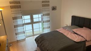 Ferienwohnung Brunnenblick的一间卧室设有一张床和一个大窗户