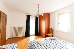 泰尔拉戈Villa Villi的一间卧室配有一张带蓝白色毯子的床
