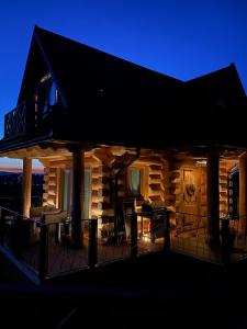 扎布Little House的小木屋,晚上设有甲板