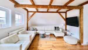 费马恩Historisches Amtshaus: BelVue的客厅配有白色家具和平面电视