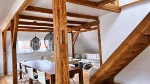 费马恩Historisches Amtshaus: BelVue的一间带木梁和桌子的用餐室