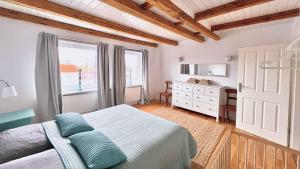 费马恩Historisches Amtshaus: BelVue的一间卧室配有床、窗户和梳妆台