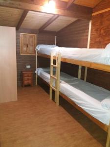 马贝拉Complejo Turístico & Camping Cabopino的小屋内带三张双层床的客房