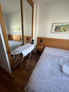马德里P1 Madrid AIRPORT, ESTADIO CIVITAS, IFEMA, BARAJAS Y REJAS的酒店客房,设有两张床和镜子