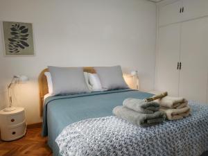 阿尔格达斯Terra Bardenas的一间卧室配有带毛巾的床