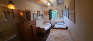 LindeDe Linde, boerderij in Drenthe voor 15 tot 30 personen的客房设有两张床、一个水槽和一间浴室