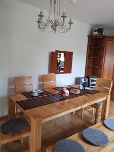 (H)Auszeit的一间带木桌和椅子的用餐室