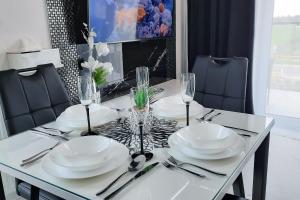 雷达Apartament 10 Glamour Aquapark Reda的餐桌,配有白板和酒杯