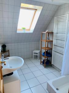HedwigenkoogHedwig meine Perle的白色的浴室设有水槽和窗户。