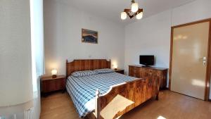 莫埃纳Casa Ciajeole的一间卧室配有床、两个床头柜和电视