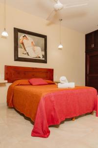 科巴Hotel Nojoch che的一间卧室配有一张带红色毯子的床