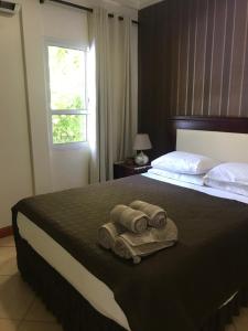 伊瓜苏港奥西奥公寓的一间卧室配有带毛巾的床