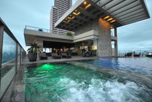 马尼拉City Garden Grand Hotel的建筑物屋顶上的游泳池