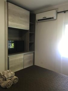 伊瓜苏港奥西奥公寓的一间带电视和墙壁的客厅