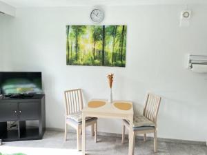 斯图加特Ruhiges und klimatisiertes Apartment的一间带桌子和两把椅子的用餐室