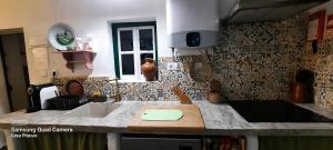 克拉图Casa Pitacas的厨房配有水槽和台面