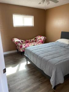 布尔海德市Restful hangout的一间卧室配有一张床和两把椅子
